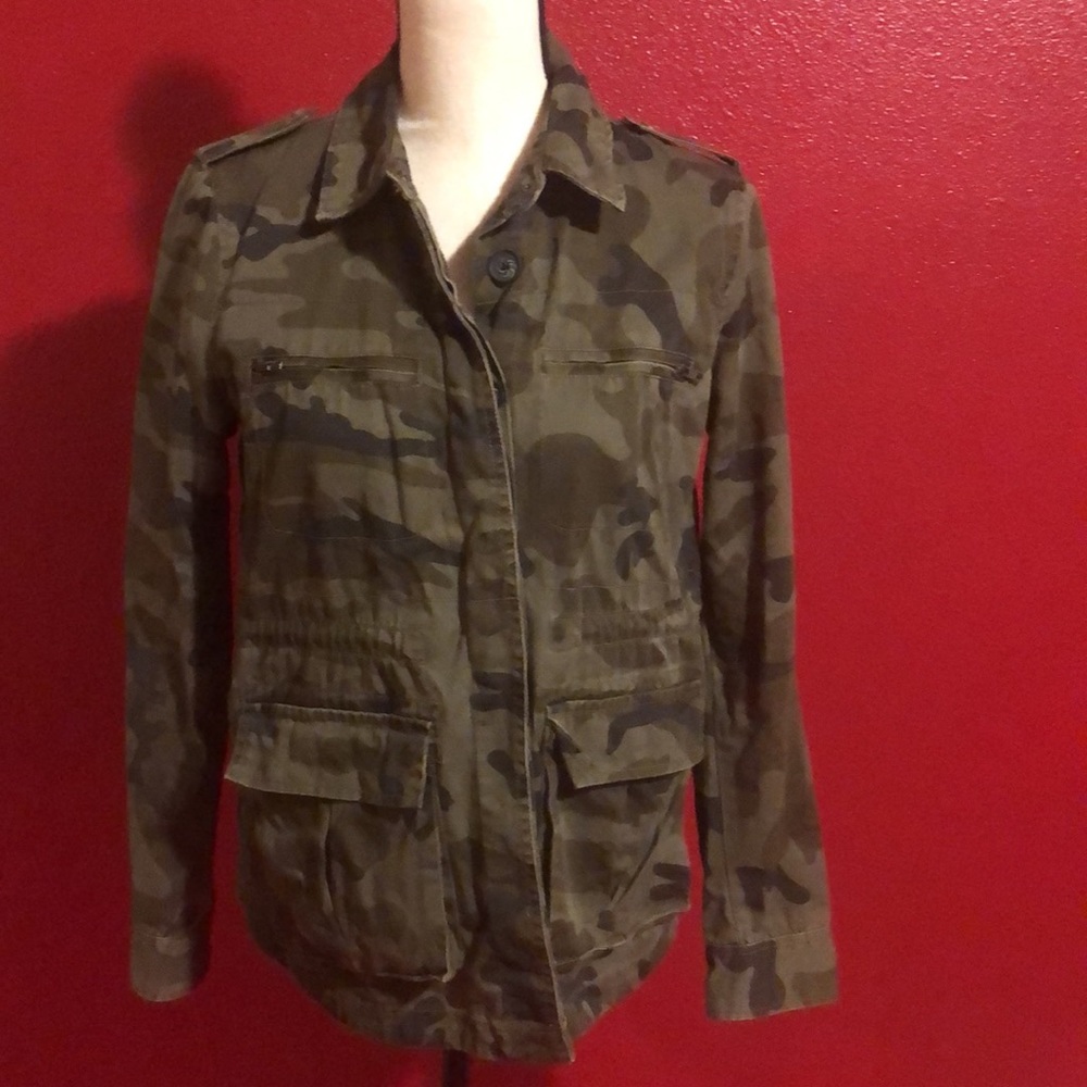 Beautiful Sz medium women’s Romeo & Juliet couture army green thick jacket EUC!!